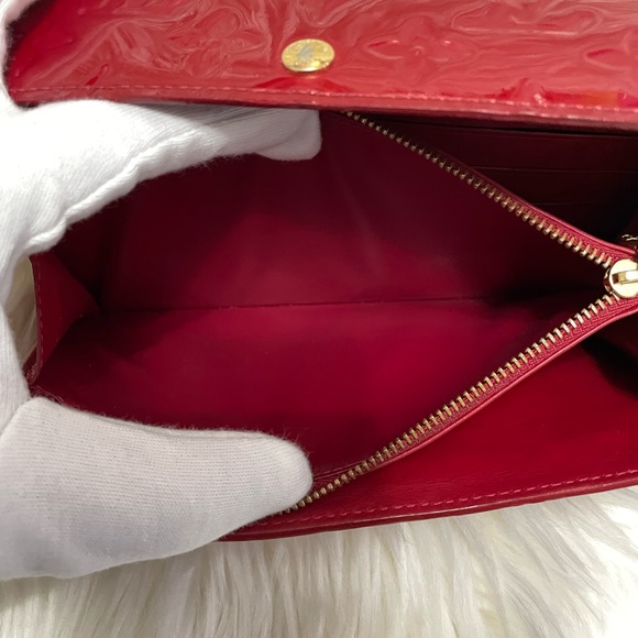 SOLD Beautiful Louis Vuitton Sarah Wallet - Picture 5 of 12